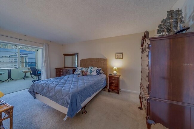 Building Photo - 4575 Cove Cir