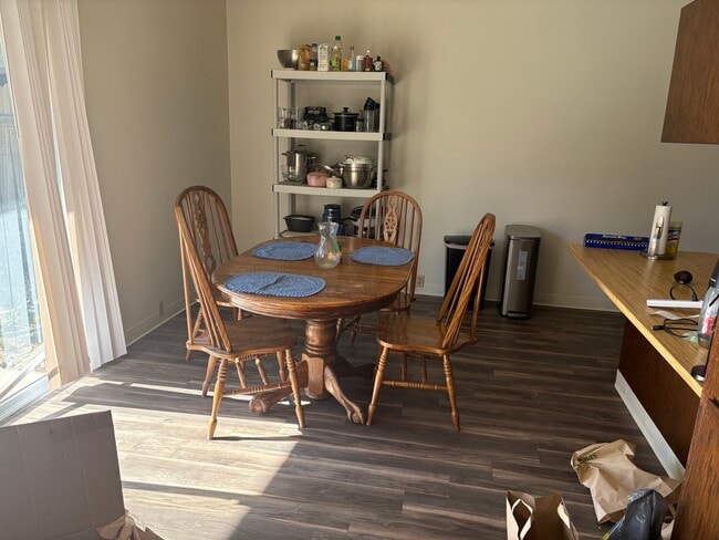 Building Photo - 1016 Drake Dr