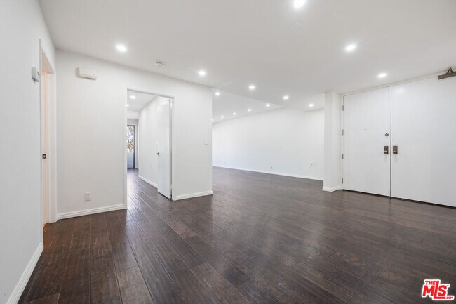 Building Photo - 310 Tahiti Way