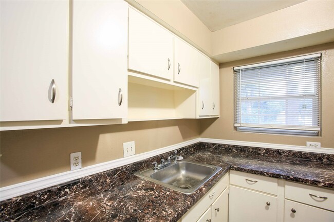 Building Photo - 9406 Grannis St