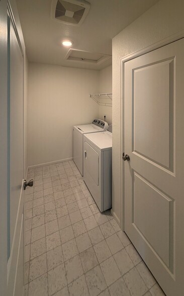 Building Photo - 2497 Winding Dr