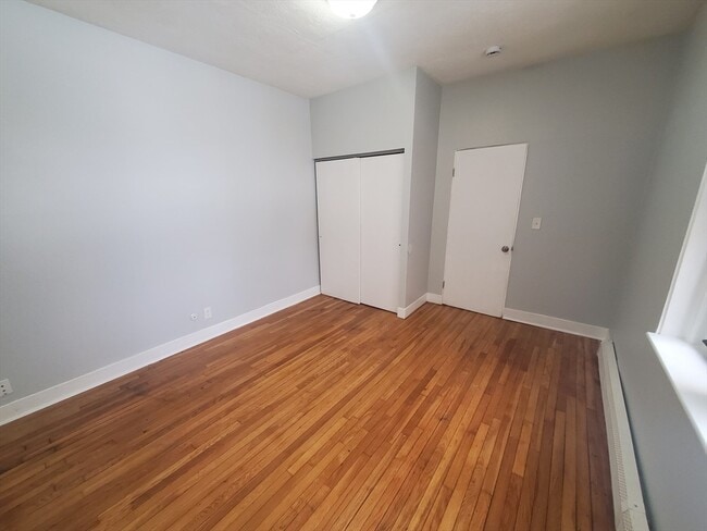 Building Photo - 10 Abbotsford St