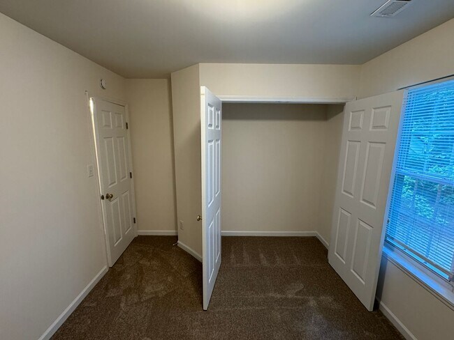 Building Photo - 6610 Cedar Cliff Dr