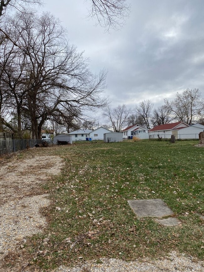 Building Photo - 2 Bedroom 1 Bath Home