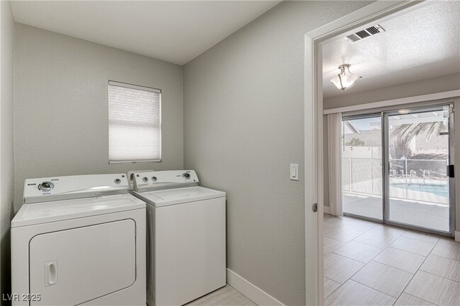 Building Photo - 20 Fantasia Ln