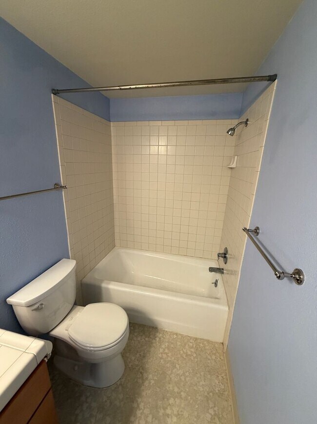 Building Photo - Charming Condo Located in the Highly Desirable Mountain Park Neighborhood of Lake Oswego.