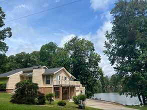 Building Photo - Stunning 4 bedroom 3 bath Lake house with ...