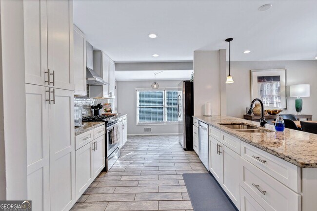 Building Photo - 2480 Powers Ferry Dr SE