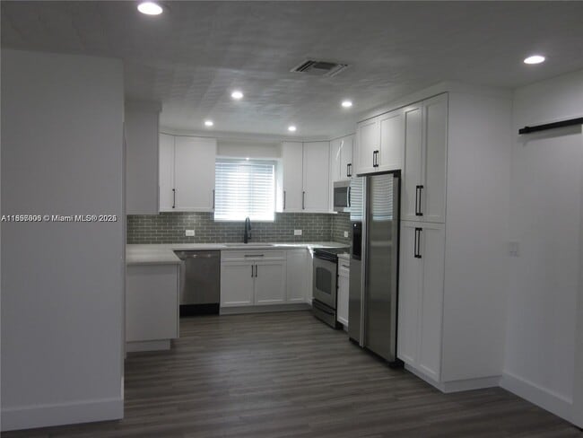 Building Photo - 7571 Pierce St