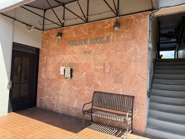 Building Photo - Upgraded 1 Bedroom, 1 Bath, 1 Parking, Con...