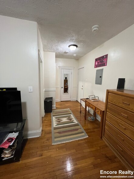 Building Photo - 382 Riverway