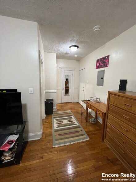 Building Photo - 382 Riverway St