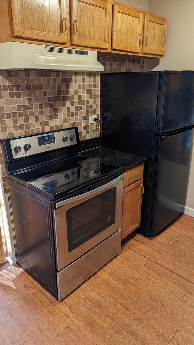 Building Photo - 860 E Old Willow Rd