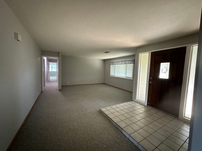 Building Photo - West-End Ramona 3BR Ranch on 2 Acres – Easy Poway Commute