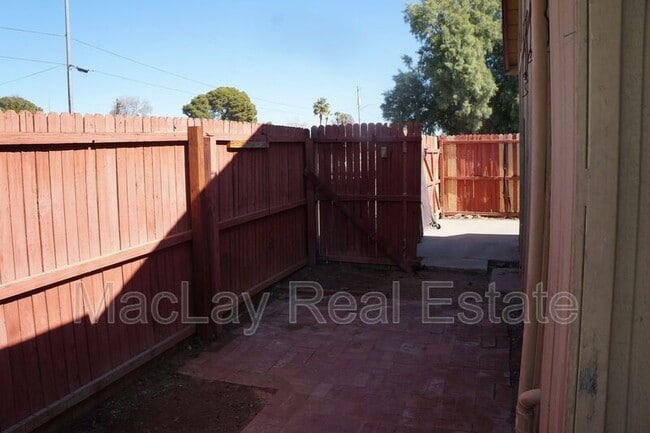 Building Photo - 2227 N 24th Pl