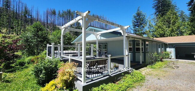 Building Photo - Lovely Home on the McKenzie River!