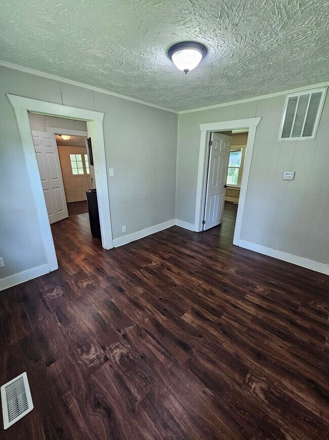 Building Photo - 2 bedroom | 1 Bathroom Home | Pets Welcome!