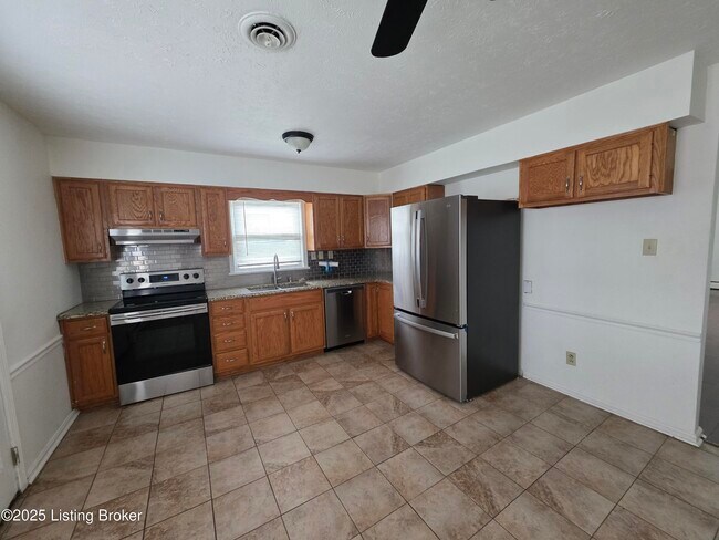 Building Photo - 6809 Shareith Dr