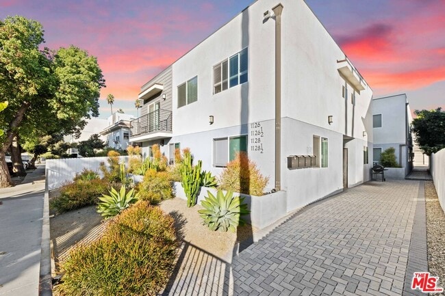 Building Photo - 1126 Magnolia Ave