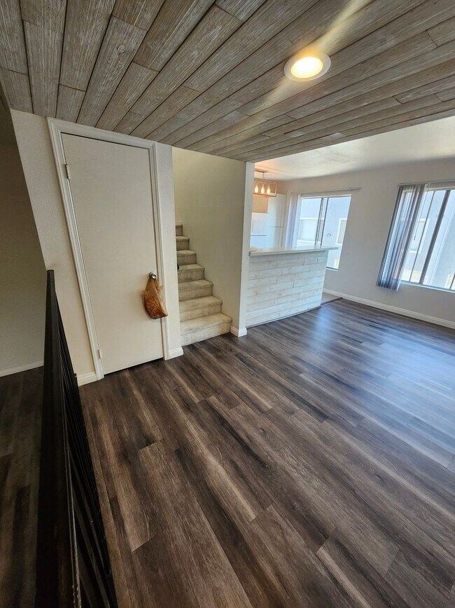 Building Photo - 1441 W Village Ln