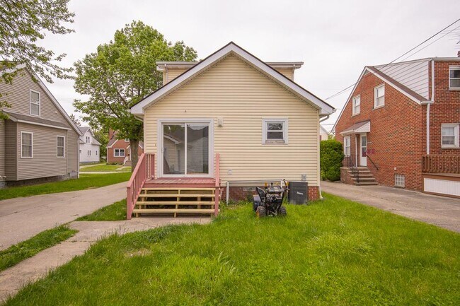 Building Photo - 18619 Arrowhead Ave