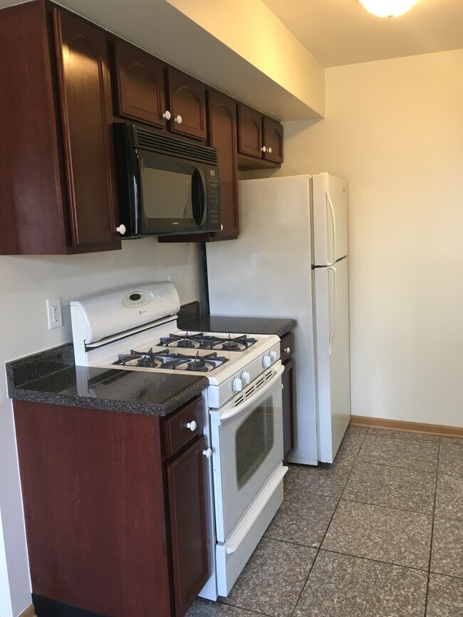 Building Photo - 1928 Redwood Dr