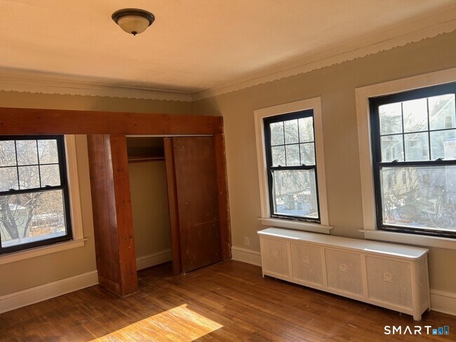 Building Photo - 304 Edgewood St