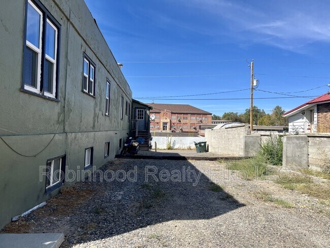 Building Photo - 641 Cedar St