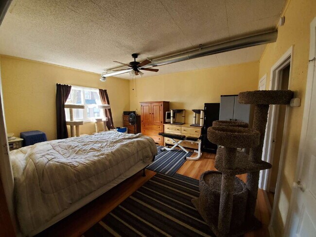 Building Photo - Triplex Lower Unit - Available for Rent - Video tour