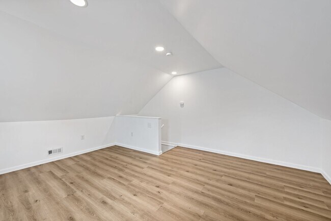 Building Photo - Spacious 4 Bedroom | 1.5 Bath | 1 Car Garage For Rent -Northampton PA