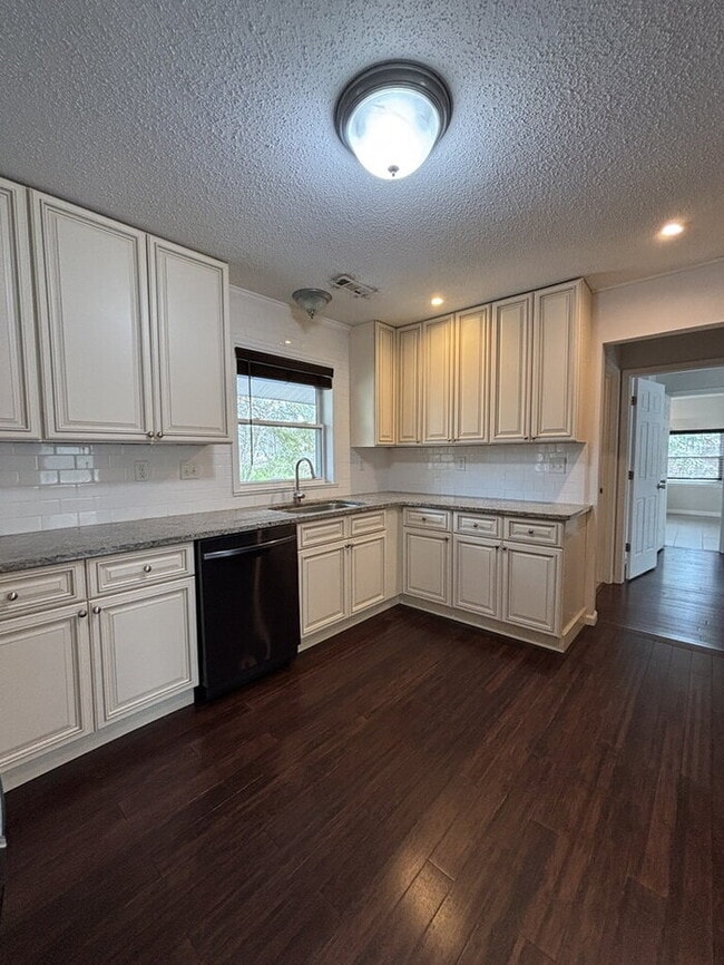 Building Photo - 117 Alma Dr