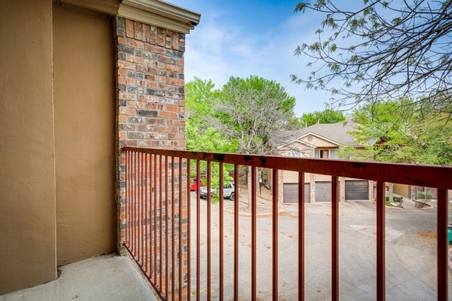 Building Photo - 1 Bedroom, 1 Bath Available Now!