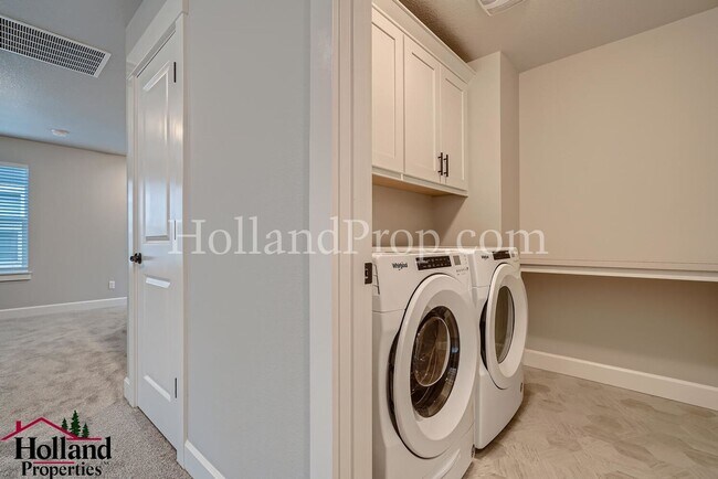 Building Photo - Luxurious South Hillsboro Home with a Fenced Backyard!