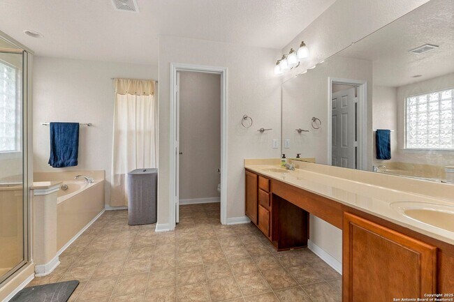 Building Photo - Charming Home Awaits: Spacious & Modern Li...