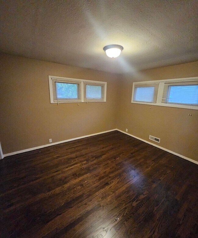 Building Photo - 3-bedroom, 1-bathroom home located in the heart of Kansas City, MO $1350.00!