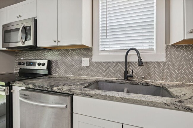 Building Photo - 687 Bridal Ave