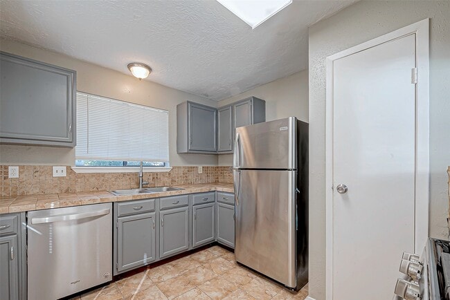 Building Photo - 5105 Beaver Hollow Dr