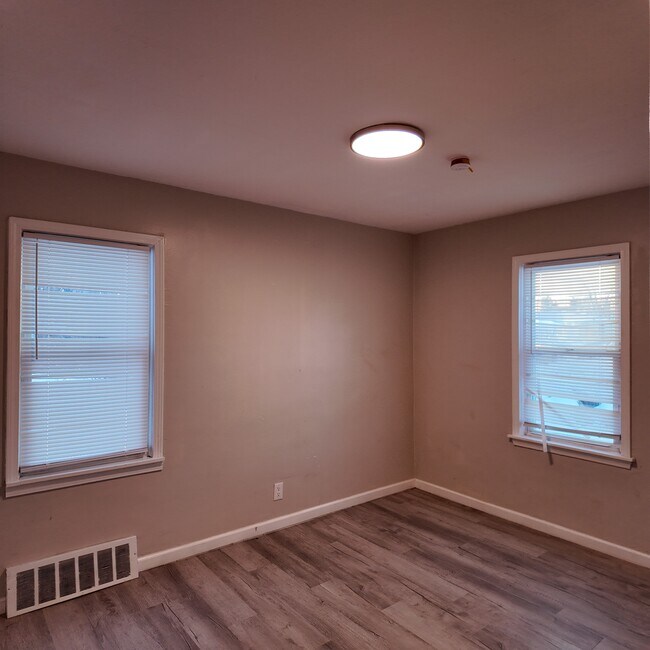 Building Photo - 9277 Vaughan St