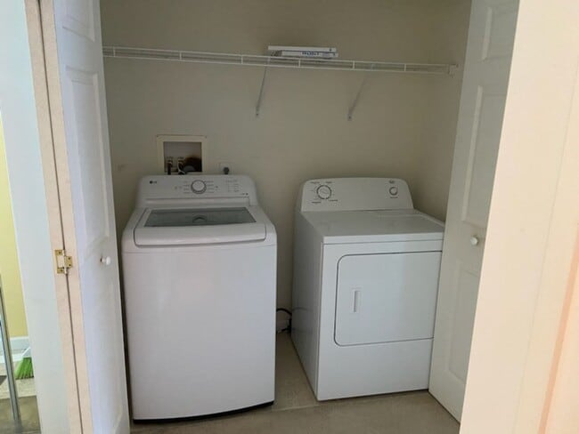 Building Photo - Townhouse located at Pikes Place