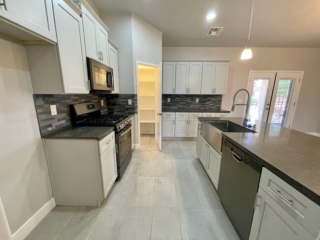 Building Photo - Beautiful 3 Bedroom Home in Gated Community!