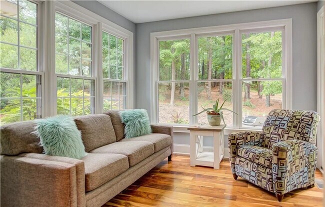 Building Photo - 4 bedroom/ 3.5 bathroom- Stonehouse