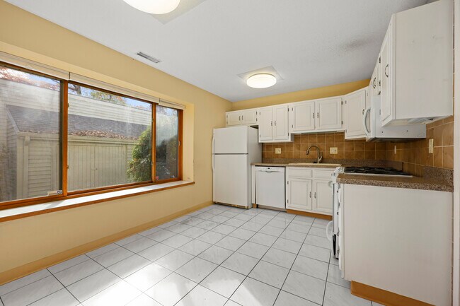 Building Photo - 27 Farmington Chase Crescent