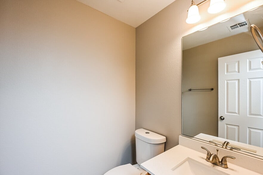 Building Photo - 5714 Old Colony Dr