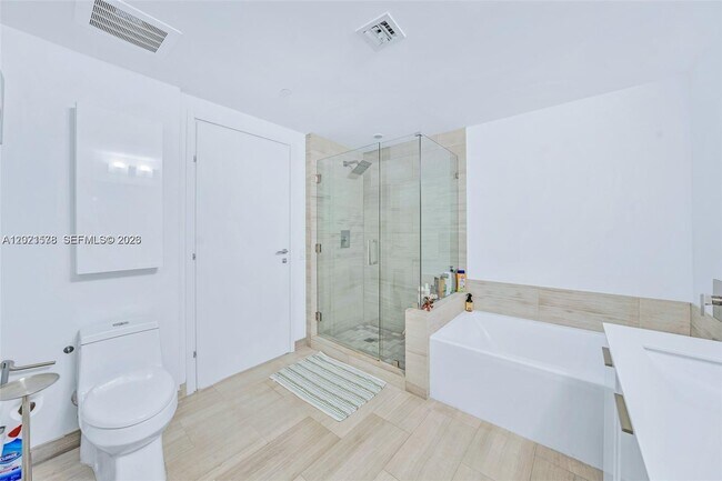 Building Photo - 1300 Brickell Bay Dr