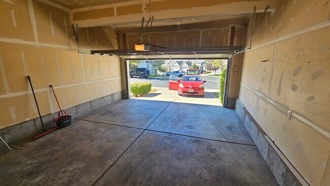 Building Photo - 2718 N Elm Dr