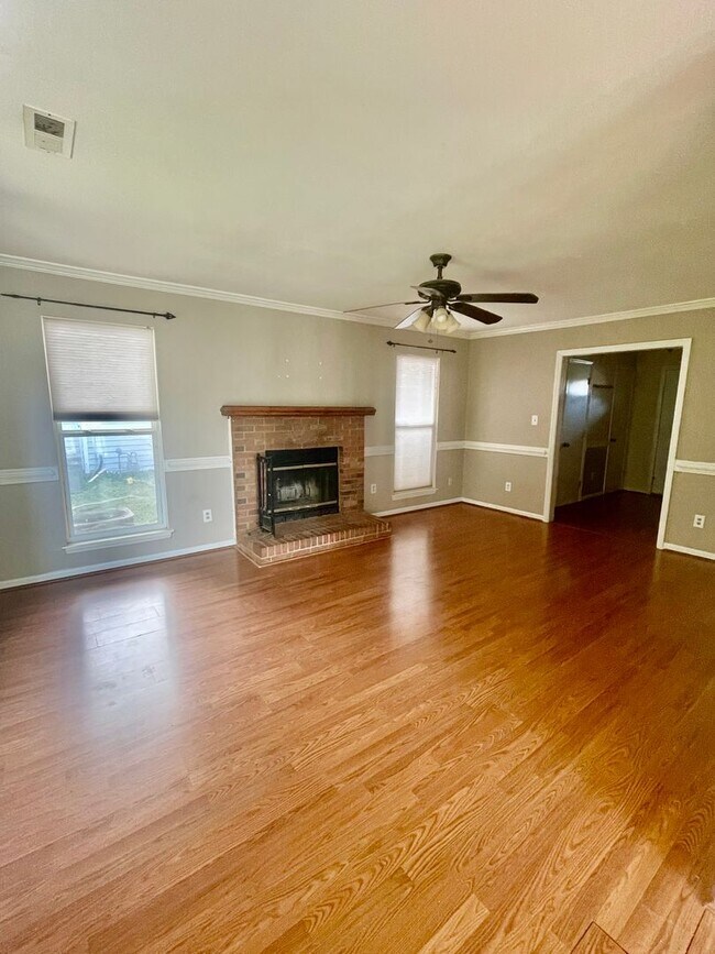 Building Photo - Welcome to this charming 3-bedroom, 2.5-ba...