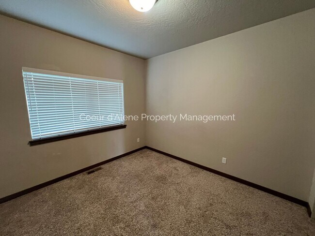 Building Photo - 3 bed, 2 bath home in Post Falls