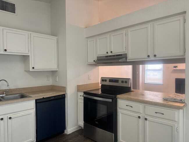 Building Photo - 4001 Colonial Sun Dr
