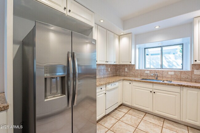 Building Photo - 7240 N Dreamy Draw Dr