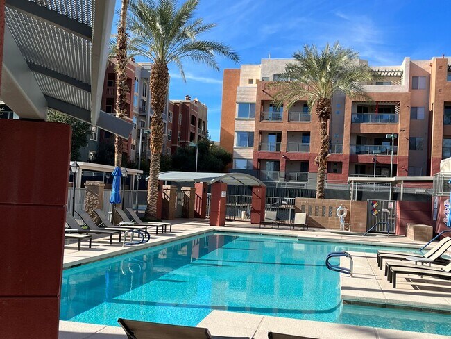 Building Photo - 1 bed, 1 bath condo in guard gated community!